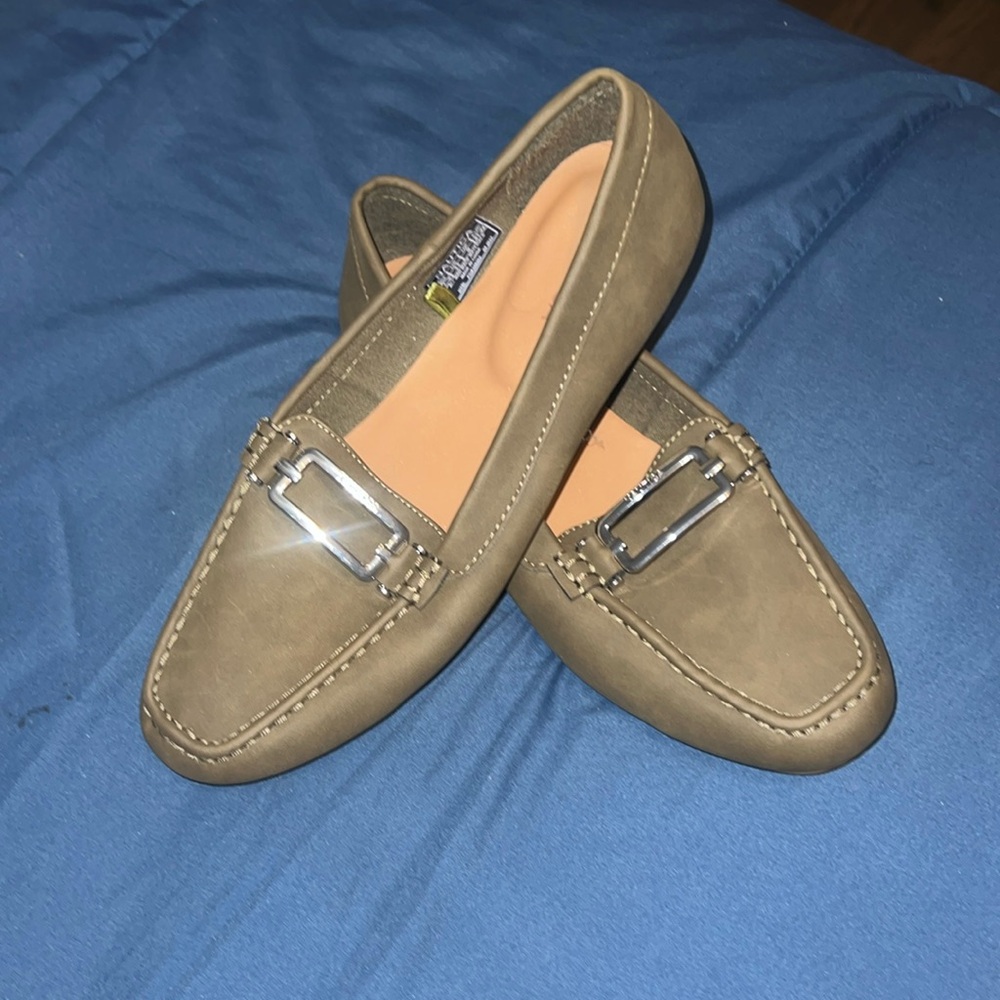 Sz 11 women’s Nautica Loafers